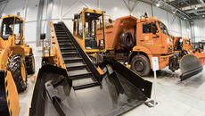 Образцы снегоуборочной техники в залах Экспоцентра. Фото Аркадия УВАРОВА