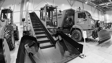 Образцы снегоуборочной техники в залах Экспоцентра. Фото Аркадия УВАРОВА