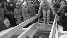 Желающих и окунуться, и посмотреть было предостаточно. Фото Светланы СЫСОЕВОЙ