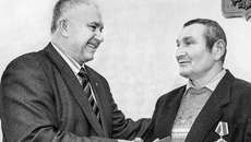 Глава Купинского района Владимир Шубников поздравляет с вручением высокой государственной награды Российской Федерации — ордена Дружбы — механизатора из акционерного общества «Метелево» Ивана Сыворотку.