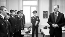 Губернатор Василий Юрченко ознакомился с материально-технической базой корпуса, пообщался с кадетами. Фото Михаила ПЕРМИНА
