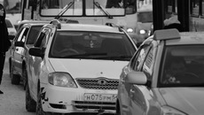Разрешение на право легковых таксомоторных перевозок в области получили 5 236 водителей. Фото Аркадия УВАРОВА
