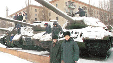 Во время поездки в город на Волге Пётр Муренин (слева) вспоминал как воевал  под Сталинградом. Фото предоставлено участниками поездки в Сталинград