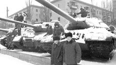 Во время поездки в город на Волге Пётр Муренин (слева) вспоминал как воевал  под Сталинградом. Фото предоставлено участниками поездки в Сталинград