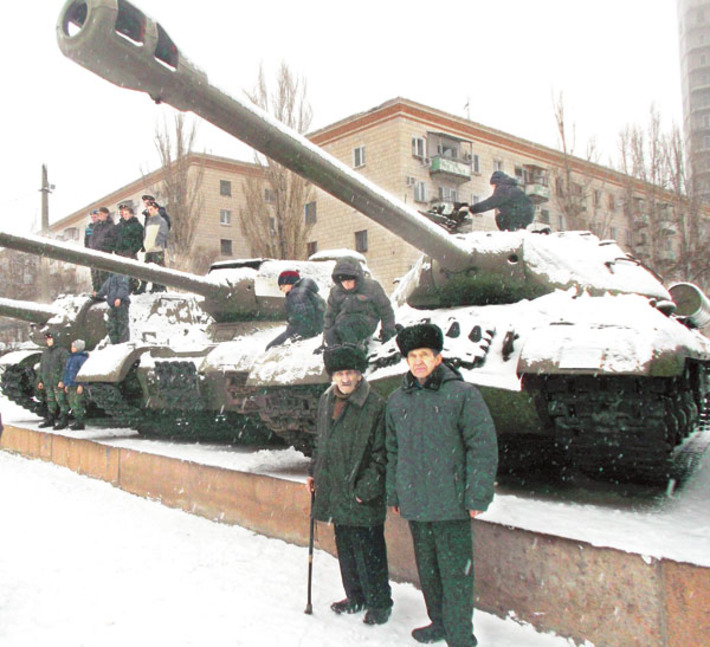 Во время поездки в город на Волге Пётр Муренин (слева) вспоминал как воевал  под Сталинградом. Фото предоставлено участниками поездки в Сталинград