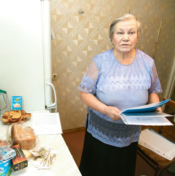 70-летняя Нелли Костицина может себе позволить только минимальный набор продуктов. Фото Аркадия УВАРОВА