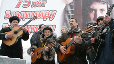 Возле театра «Старый дом» состоялась акция «С гитарами наперевес». Фото  Михаила ПЕРМИНА