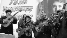 Возле театра «Старый дом» состоялась акция «С гитарами наперевес». Фото  Михаила ПЕРМИНА