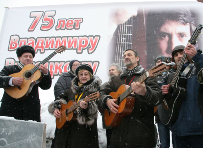 Возле театра «Старый дом» состоялась акция «С гитарами наперевес». Фото  Михаила ПЕРМИНА