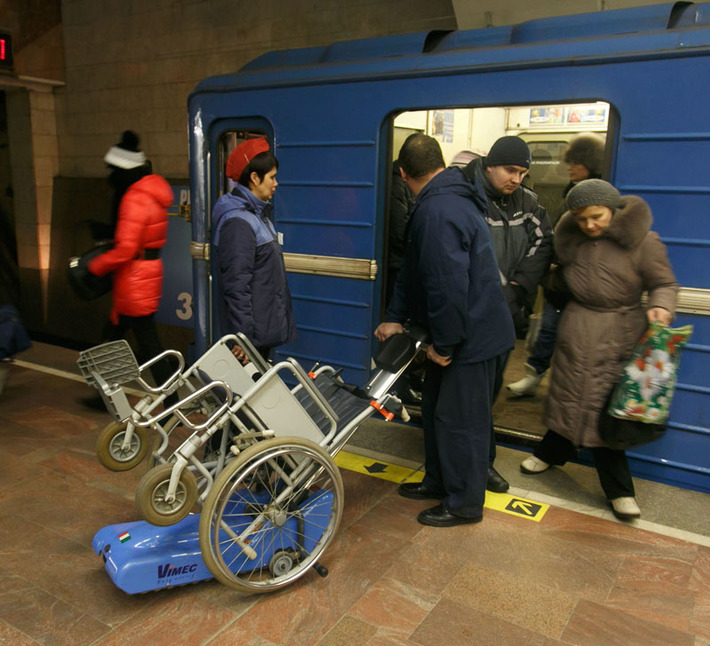 На действующих станциях инвалиды-колясочники могут воспользоваться так называемым ступенькоходом — мобильным гусеничным лестничным подъемником. Фото Аркадия УВАРОВА