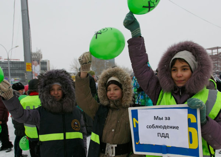 Школьники вышли на акцию в ярких накидках ГИБДД. Фото Аркадия УВАРОВА