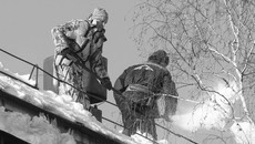 В городских дворах — разгар борьбы со снегом. Фото Аркадия УВАРОВА