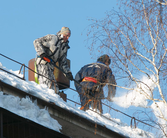 В городских дворах — разгар борьбы со снегом. Фото Аркадия УВАРОВА