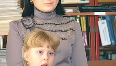 Самая юная участница конкурса восьмилетняя Юлечка Алимпиева со своей мамой. Фото Сергея СИДОРЕНКО