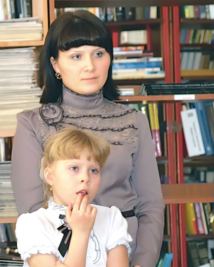 Самая юная участница конкурса восьмилетняя Юлечка Алимпиева со своей мамой. Фото Сергея СИДОРЕНКО