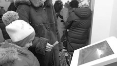 Юлия Вакульчик, мама первоклашки Вики, карточку пополняет сразу на 500 рублей.  Суммы хватает на две-три недели. Фото Аркадия УВАРОВА