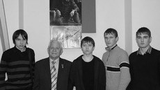 Студенты колледжа с Героем Советского Союза Дмитрием Алексеевичем Бакуровым.