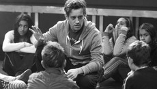 Самир Акика помогает каждому участнику спектакля найти свой уникальный художественный образ. Фото с сайта vk.com