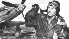 Летчик-истребитель капитан А.И. Покрышкин на фоне самолета МиГ-3, фото 1942 года