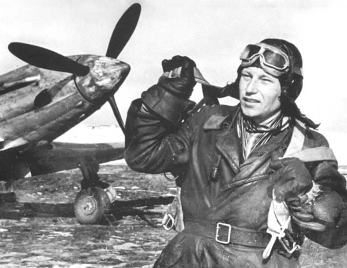 Летчик-истребитель капитан А.И. Покрышкин на фоне самолета МиГ-3, фото 1942 года