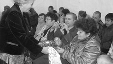 Хлеб-соль в новом клубе от начальника управления культуры Куйбышевского района Галины Пономарёвой жителям села Новоалексеевка. Фото Анатолия СМИРНОВА