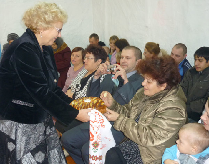 Хлеб-соль в новом клубе от начальника управления культуры Куйбышевского района Галины Пономарёвой жителям села Новоалексеевка. Фото Анатолия СМИРНОВА
