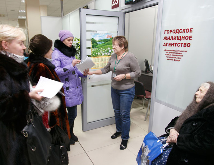 В организациях, занимающихся приватизацией, столпотворение. Фото Аркадия УВАРОВА
