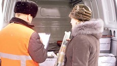 Прием отходов в экомобиль. Фото предоставлено департаментом природных ресурсов и охраны окружающей среды Новосибирской области