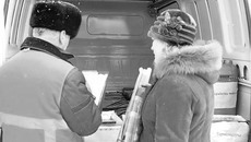 Прием отходов в экомобиль. Фото предоставлено департаментом природных ресурсов и охраны окружающей среды Новосибирской области