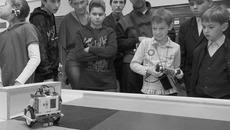 Увлечению робототехникой все возрасты покорны. Фото Аркадия УВАРОВА