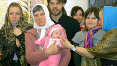 Своими стали в каргатском храме художники Виктория (слева) и Иван Шутовы из Ярославля. Иван руководил артелью художников, расписавших храм. На празднике они не только почетные гости, но и добрые знакомые постоянных прихожан. Фото Сергея СИДОРЕНКО