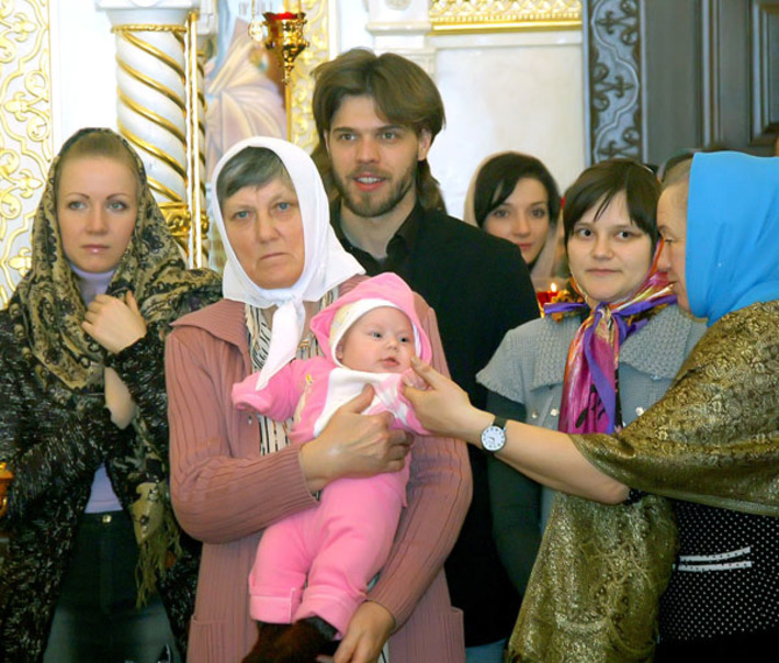 Своими стали в каргатском храме художники Виктория (слева) и Иван Шутовы из Ярославля. Иван руководил артелью художников, расписавших храм. На празднике они не только почетные гости, но и добрые знакомые постоянных прихожан. Фото Сергея СИДОРЕНКО