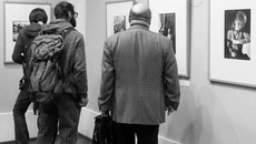 Оба этажа выставки переполнены посетителями. Фото Андреаса РОСТА