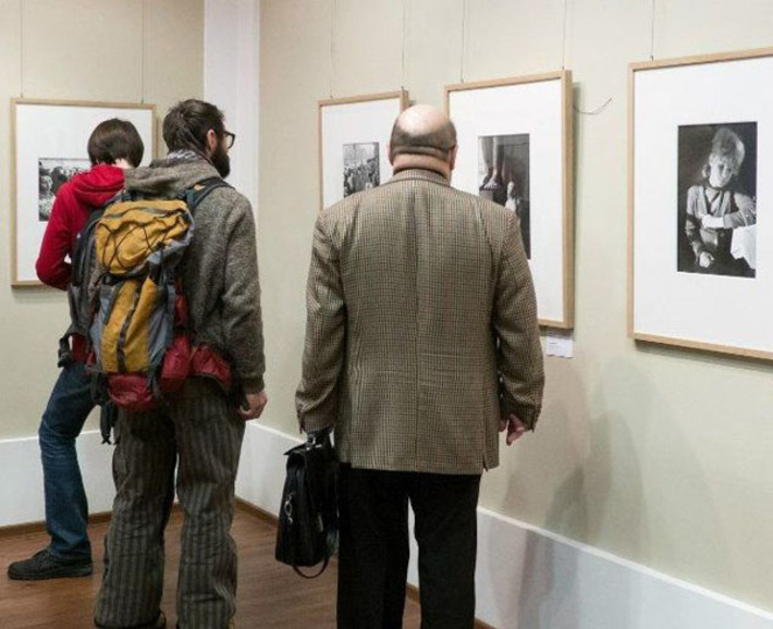 Оба этажа выставки переполнены посетителями. Фото Андреаса РОСТА