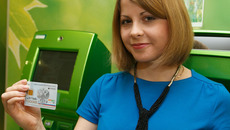 Елена Сябо рада, что теперь все ее данные содержатся  на маленькой карточке. Фото Аркадия УВАРОВА