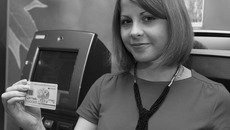 Елена Сябо рада, что теперь все ее данные содержатся  на маленькой карточке. Фото Аркадия УВАРОВА