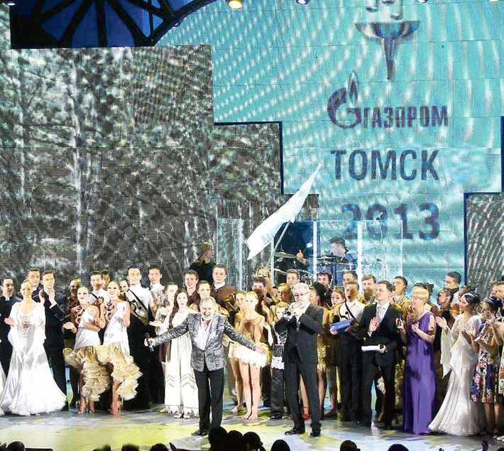 Взаимными пожеланиями дальнейших успехов и новых встреч завершается гала-концерт фестиваля. Фото Натальи МАНТОРОВОЙ