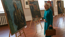 За одиннадцать лет было написано  100 портретов. Фото  Аркадия УВАРОВА