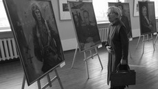 За одиннадцать лет было написано  100 портретов. Фото  Аркадия УВАРОВА