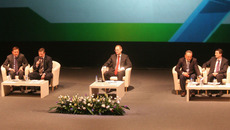 Василий Юрченко предоставил слово для сообщения каждому  из семи спикеров круглых столов. Фото Михаила ПЕРМИНА