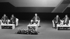 Василий Юрченко предоставил слово для сообщения каждому  из семи спикеров круглых столов. Фото Михаила ПЕРМИНА