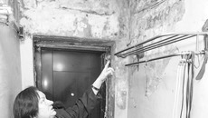 — Квартиры топит до сих пор, — рассказывает Любовь Даньшина. Фото Аркадия УВАРОВА