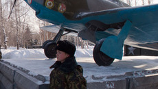 Бойцы несут почетный караул. Фото Аркадия УВАРОВА