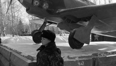 Бойцы несут почетный караул. Фото Аркадия УВАРОВА