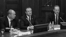 Причина временного дефицита бюджета — социальные обязательства,   пояснил Василий Юрченко. Фото пресс-службы Законодательного собрания Новосибирской области