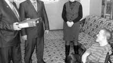 Для Евгения Николаева ноутбук — это действительно дорогой подарок. Фото Анатолия СМИРНОВА