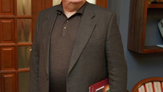 Театральная ноша по плечу только сильным. Фото Аркадия УВАРОВА