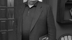 Театральная ноша по плечу только сильным. Фото Аркадия УВАРОВА