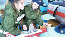 Ира Костина и Аня Минакова на занятиях в авиацентре. Фото Марины ЛУПЕЙКЕНЕ