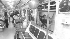 Организаторы выставки убеждены,  что путешествие в таком вагоне метро побудит многих новосибирцев посетить краеведческий музей, в котором хранятся около пятисот экспонатов, связанных  с именем Александра Ивановича.  Фото Аркадия УВАРОВА